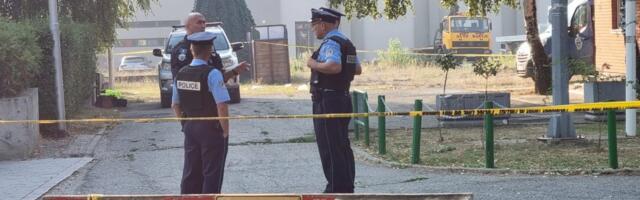 Kosovska policija u Severnoj Mitrovici privela dvojicu muškaraca jer su delili poštu iz Srbije