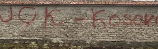 Građani uznemireni! Šiptarska provokacija osvanula na zidu u Goraždevcu