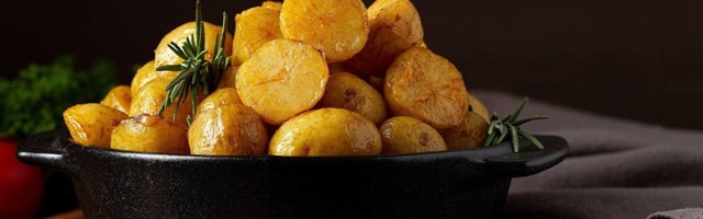 Jedan sastojak potpuno menja ukus mladih krompirića - ovo je najbolji recept posle kojeg ih nećete praviti drugačije
