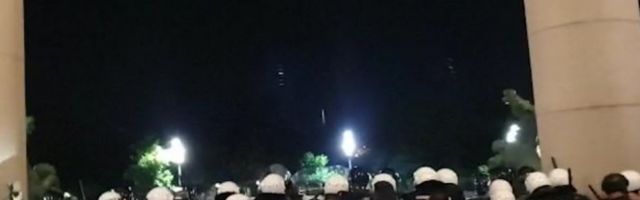 (VIDEO) POGLEDAJTE TRENUTAK KADA DEMONSTRANTI GAĐAJU POLICIJU!