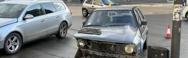 Karambol u centru Leskovca! Dete povređeno u žestokom sudaru, još tri osobe završile u bolnici! (FOTO)