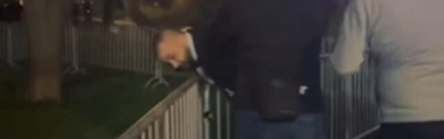 Uhapšena dvojica mladića ispred Skupštine (VIDEO)