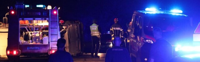 STRAVIČNA NESREĆA na putu kod Čačka: Vatrogasci seku kombi kako bi izvukli telo nastradalog