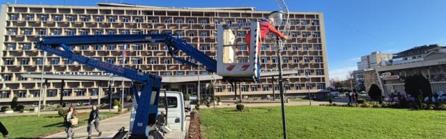 Počelo postavljanje novogodišnje rasvete u gradu