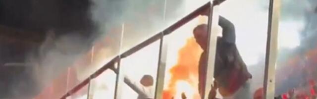 Skandal! Navijači Ajntrahta divljali, drmali ogradu i bacali baklje među navijače Barselone