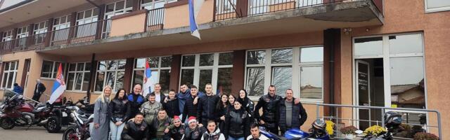 DOK NE STIGNE DEDA MRAZ Bajkeri i automobilisti delili paketiće (FOTO)