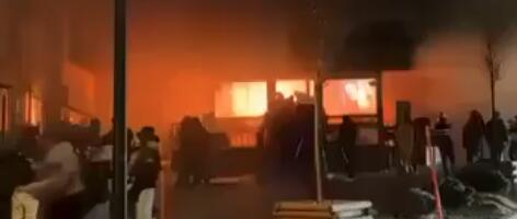 PRAVO ČUDO U ŠVAJCARSKOJ! Mladić se pomolio sa KRSTOM u ruci, plamen ga zaobišao! (VIDEO)