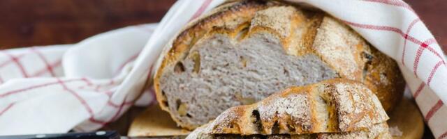 Bez mešenja i dodatnih komplikacija: Recept za domaći hleb koji uspeva čak i početnicima!