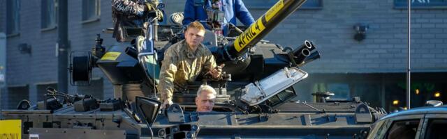 Šou u Londonu: Zvezda boksa tenkom došla na konferenciju! /FOTO/