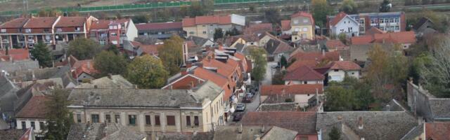 SNS aktivisti puštali muziku tokom 16 minuta tišine u Sremskim Karlovcima uz "Srbija pobeđuje"