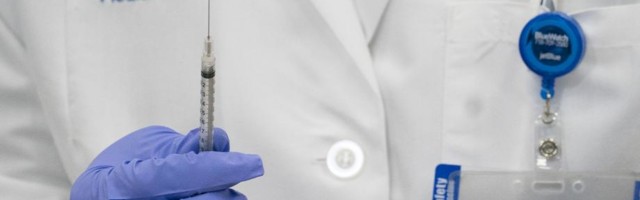 U SAD medicinska sestra prva primila vakcinu protiv Covid-19