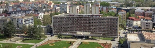 U toku sednica Skupštine grada: Odbornici opozicije stoje, pustili himnu Srbije