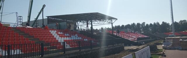 U toku postavljanje stubova za reflektore na stadionu „Čika Dača“ (VIDEO)