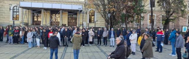 Građani još jednom na Đačkom trgu odali poštu žrtvama novosadske tragedije