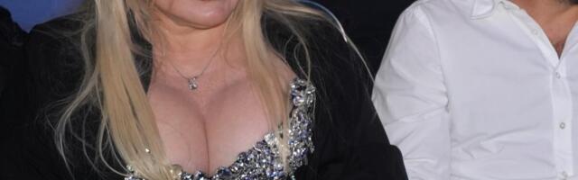 CELA SALA BULJILA U DEKOLTE! Plavuša sa ogromnim poprsjem ukrala šou - Beograđani se zabezeknuli, ZNATE KO JE ONA?