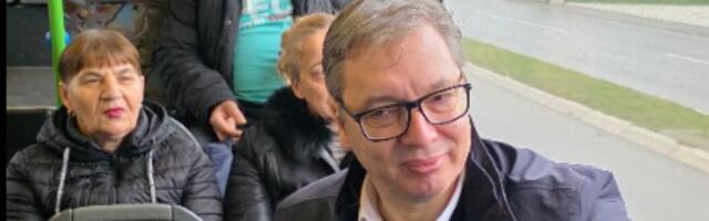 (VIDEO) Ovo ću češće da radim: Vučić se provozao gradskim prevozom u Nišu