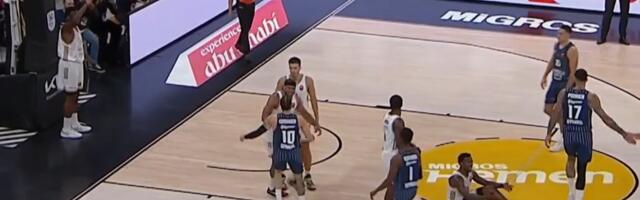 Haos u Istanbulu: Kordinije se zaleteo da bije Petruševa bez ikakvog povoda /VIDEO/