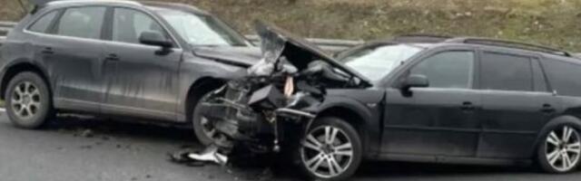 AUTOMOBILI POTPUNO SMRSKANI U PRETICAJNOJ TRACI! Težak sudar na auto-putu! IMA POVREĐENIH! (FOTO)