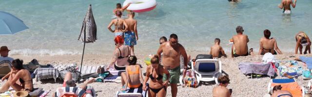 Na ovoj plaži u regionu ne može igla da se baci: Prepuna već u 11 ujutru, ljudi ne veruju kolika je gužva
