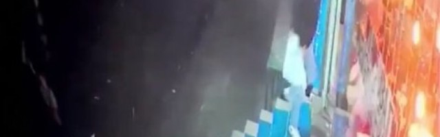 ZA DLAKU JE IZBEGAO SMRT! Turčin ušao u prodavnicu sekund pre nego što je PAO KROV! /VIDEO/