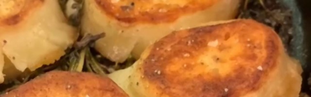 Trik za "istopljeni" pečeni krompir sa TikToka je oduševio ljude - pravićete ga samo ovako i nikako drugačije