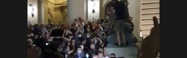 (VIDEO, FOTO) HAOS ISPRED SKUPŠTINE: Demonstranti išamarali Vuka Jeremića!