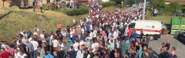 "Šejtan je zlo, šejtan je Nermin"! Hiljadu ljudi na sahrani Nezime Hećimović - policija obezbeđuje skup (VIDEO)