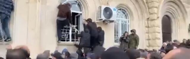Haos u Gruziji: Demonstranti zauzeli institucije (VIDEO)