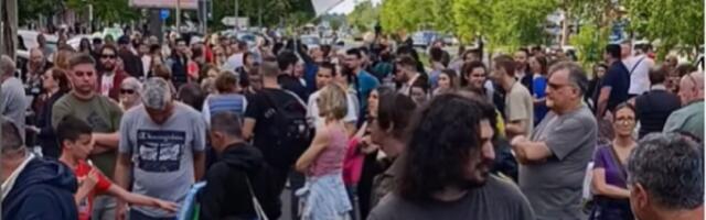 "Batinaši nisu junaci": Protest građana ispred sedišta SNS-a u Novom Sadu (FOTO/VIDEO)