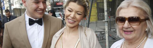 Hafa Karić bila omiljena članica porodice Karić: IMALA 13 UNUČADI, snimila 19 albuma, a evo kako su obeležili njen poslednji rođendan (FOTO)