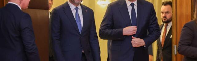 VUČIĆ I PELEGRINI STIGLI U BAČKI PETROVAC: Pogača i so za dva predsednika, dočekao ih veliki broj meštana sa srpskim i slovačkim trobojkama