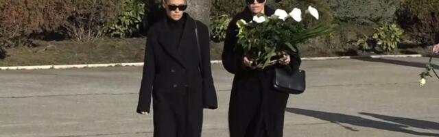 Nataša i Kristina Bekvalac stigle na sahranu  Tatjane Ječmenice: Njihova sestra joj je bila najbolja drugarica