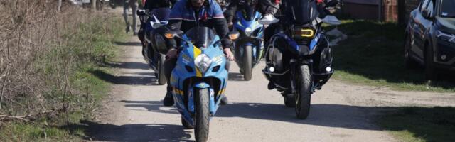 NEPREGLEDNA KOLONA BAJKERA STIGLA DA ISPRATI POKOJNOG DRAGANA NA VEČNI POČINAK: Potresne scene ispred doma u Brestaču (VIDEO)