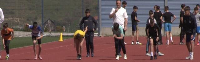 Oko 300 školaraca na gradskom atletskom takmičenju