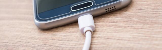 Vaš telefon se puni samo pod određenim uglom? Ne idite u servis, rešićete problem za 10 sekundi