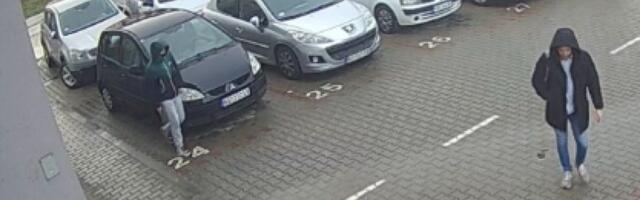 Uznemirujuće! Snimak brutalnog prebijanja u Kragujevcu: Prilazi sa leđa, pa ga palicom udara u glavu (VIDEO)