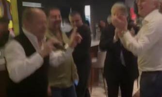 TERZIĆ "OTIMA" MIKROFON PEVAČU I PEVA IZ SVEG GLASA ČUVENU RUSKU PESMU: Hit snimak sa proslave petardiranja Nemaca (VIDEO)