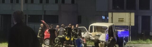 Poginula jedna osoba, pet teško povređenih u direktnom sudaru dva vozila
