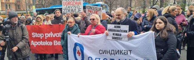„Ministar da bude spasilac, a ne pogrebnik državnog zdravstva“: Zaposleni Apoteke Beograd protestovali protiv privatizacije