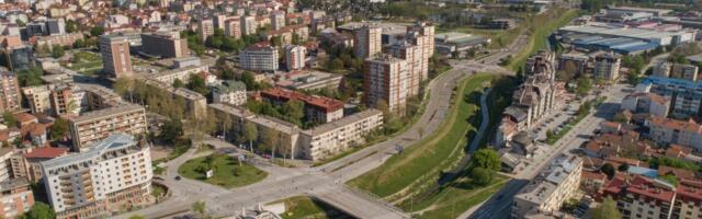 Srbi poludeli zbog ove nalepnice na kombiju! Neko iz Kragujevca ima BRUTALNU poruku za svoju porodicu