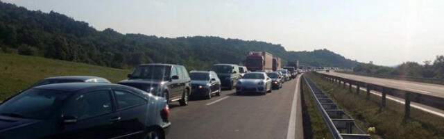 Формирана колона од 11 километара на ауто-путу због удеса