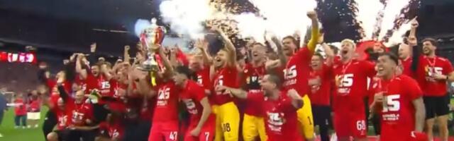Fudbaleri Spartaka osvojili Kup, pa u slavlju polomili trofej (VIDEO)