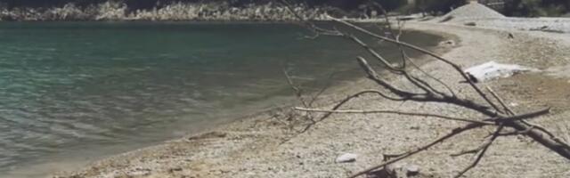 На плажи у Стону забрањено купање због фекалног загађења