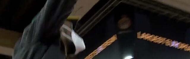 Durent umalo ULETEO NA TEREN U MONAKU: NBA zvezda skočila sa stolice posle poteza bivšeg saigrača /VIDEO/