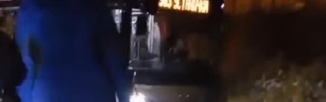 Autobus sa putnicima sleteo u jarak (VIDEO)