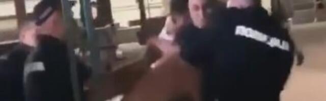 Odbio da bude priveden, pa udario službeno lice: Pogledajte snimak tuče sa policijom u centru Kruševca! (VIDEO)