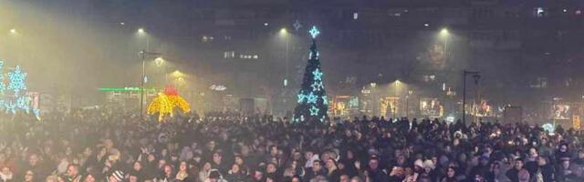 Skoro pun trg na dočeku Nove godine u Leskovcu (foto-video)
