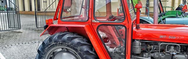 Traktor stoji, ključ nemate, a smeta vam da prođete: Ovako ga upalite i "očistite" sebi put (VIDEO)