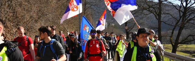 Vladika nije dao blagoslov: Šabačka eparhija zabranila studentima koji pešače na protest u Loznicu da uđu u crkvenu portu