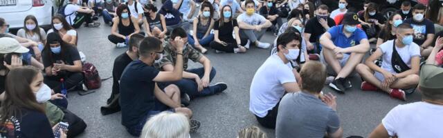 Srpska policija privela 72 osobe zbog protesta i blokada, većina blokada uklonjeno